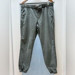 Gap Men’s khaki Joggers olive green size L